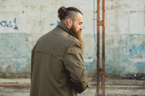 Waarom elke outdoorliefhebber een militaire trenchcoat nodig heeft