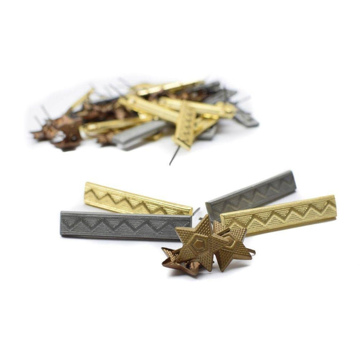 Set van 40 militaire insignes van het Tsjechische leger, waaronder strepen, sterren en ranginsignes met metalen en stoffen details.
