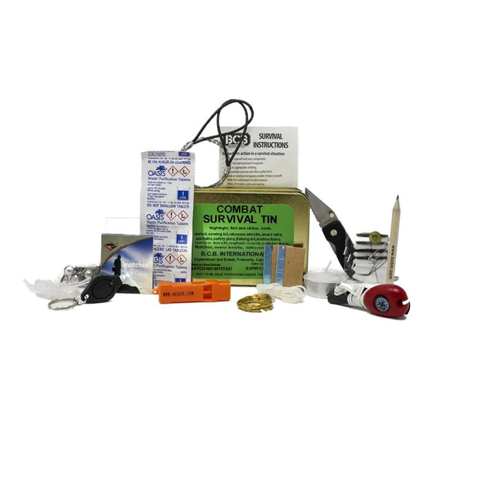 Combat survival kit met verschillende items op een witte achtergrond