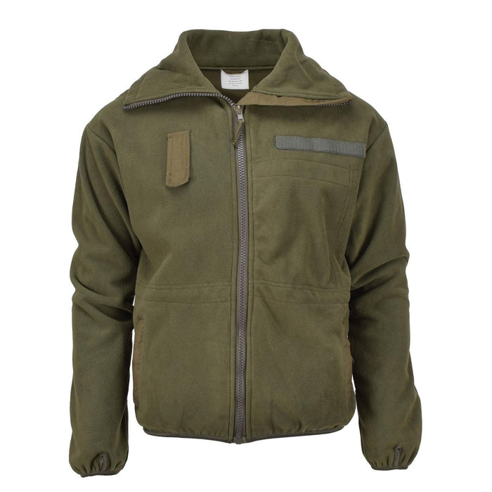 Olijfgroen fleecejack in Oostenrijkse militaire stijl met hoge hals, volledige ritssluiting, epaulet op de borst en verstelbare taille.