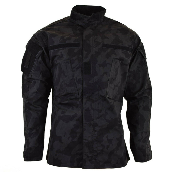 Merk gevechtsjack in militaire stijl van ACU ripstop-stof met nachtcamouflagepatroon en meerdere zakken.