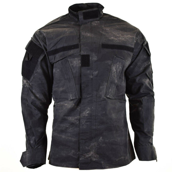 Gevechtsjack in Amerikaanse stijl in grijze ACU ripstop-camouflage met verstelbare manchetten en klittenbandbevestigingsplaten.