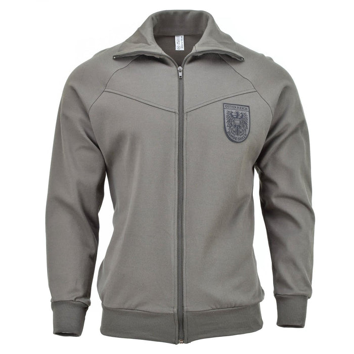 Echt Oostenrijks legergrijs sportjack met volledige ritssluiting en militaire insigne patch op de borst, trainingsjack in vintage stijl.