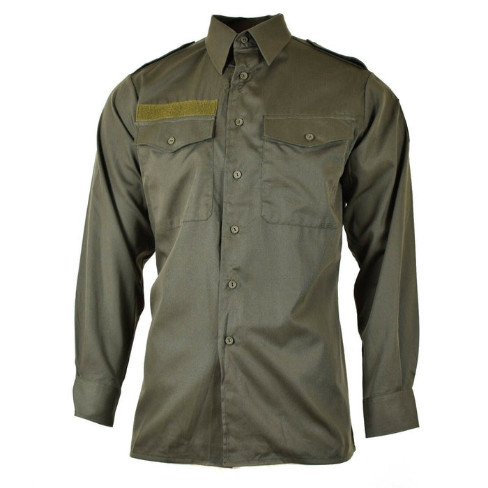 Echt Oostenrijks leger M65 olijfgroen militair gevechtsshirt met lange mouwen, knoopsluiting aan de voorkant en borstzakken.