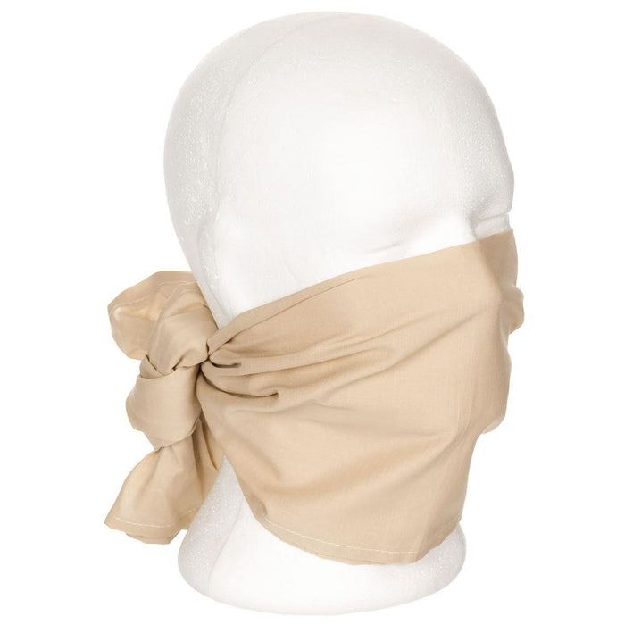 Echte kaki woestijnsjaal van het Britse leger, vastgebonden als gezichtsbedekking op een witte mannequin-hoofddoekbandana