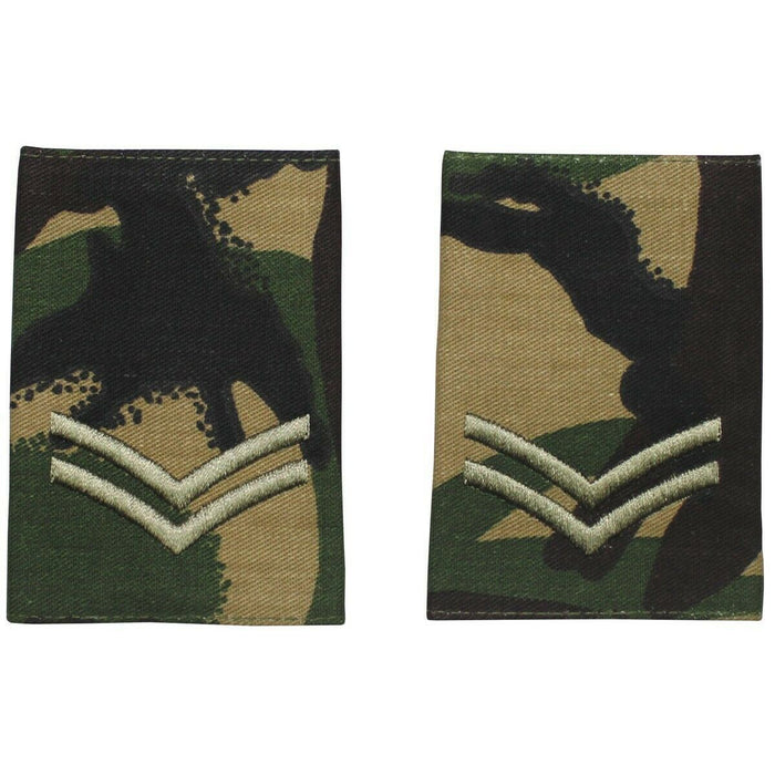 Paar echte korporaalschouderlussen van het Britse leger met DPM-camouflage en geborduurde ranginsignes