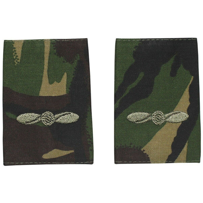 Paar echte camouflageschouderlussen van het Britse leger met het Leading Aircraftman-insigne geborduurd in zilverdraad