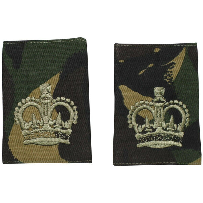 Echte schouderlussen van de Britse legersergeant-majoor met krooninsignes op epauletten van DPM-camouflagestof.