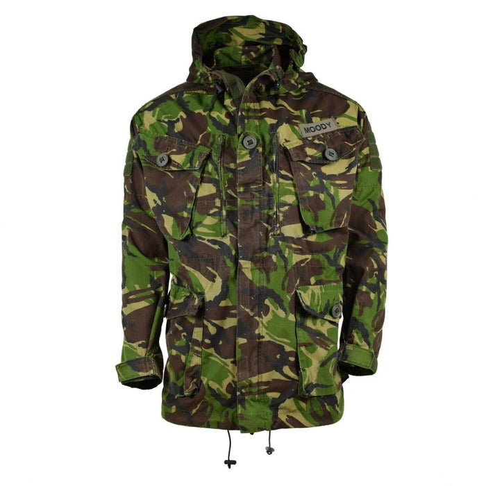Echt Brits militair gevechtsjasje in DPM-camouflage met capuchon, meerdere zakken en verstelbare kenmerken.