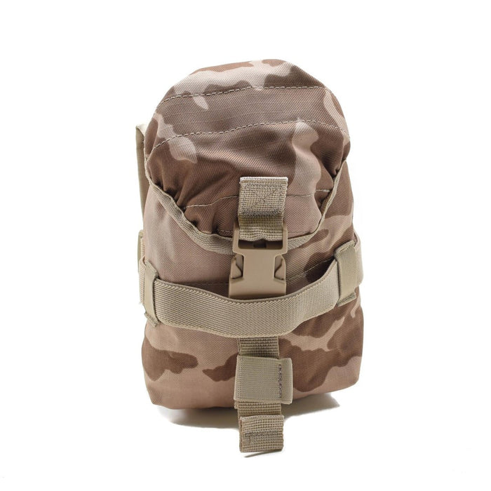 Echte Desert Camo Molle-tas van het Tsjechische leger met gespsluiting, duurzaam en compatibel met modulaire draagsystemen.