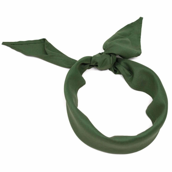 Groene hoofddoek met een knoop op een witte achtergrond