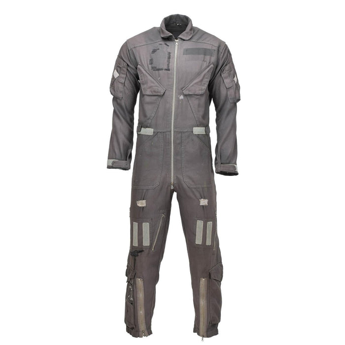 Vintage pilotenjumpsuit van de Nederlandse luchtmacht in versleten grijs militair surplus met meerdere zakken en ritssluiting aan de voorkant