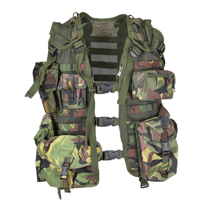 Nederlands militair tactisch vest met 7 modulaire MOLLE-zakjes in bos-DMP-camouflage, ademend en verstelbaar ontwerp.