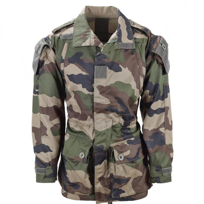 Authentieke Franse legerparka T4 gevechtsjas met CCE-camo, meerdere zakken, duurzame katoenmix voor tropisch weer.