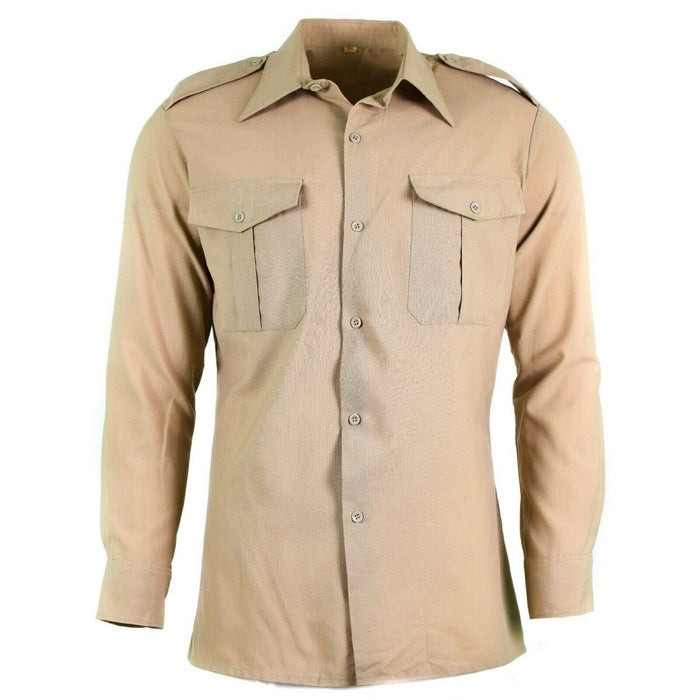 Beige echt Frans legervermoeidheidsoverhemd met borstzakken en epauletten, duurzaam polywol militair ontwerp, nieuwe staat.