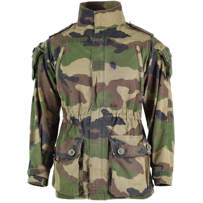 Echt Frans legerjasje in CCE-camouflage met versterkte ellebogen, verstelbare pasvorm en meerdere zakken voor tactisch gebruik.
