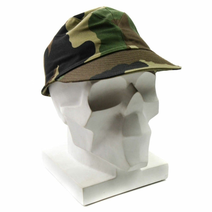 Vintage veldpet van het Franse leger F1 in CCE-camouflagepatroon weergegeven op een wit mannequinhoofd.