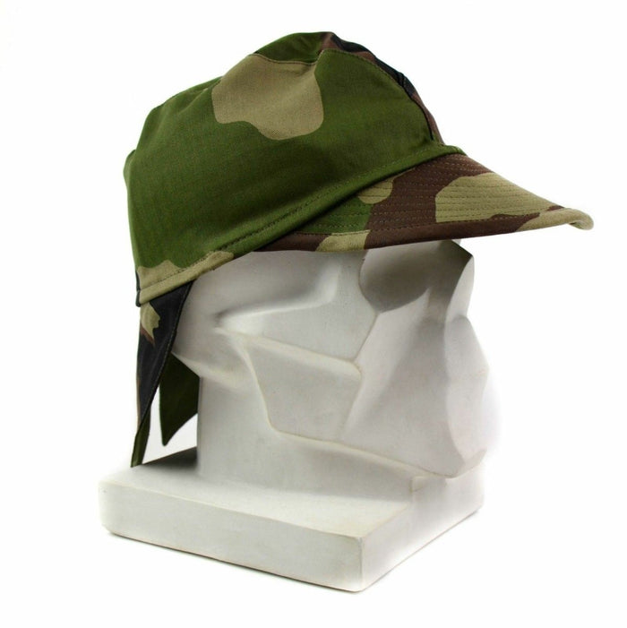 Gevechtspet van het Franse leger in CCE-camo met verstelbare nekflap voor bescherming tegen de zon en de elementen, duurzaam en ademend ontwerp.