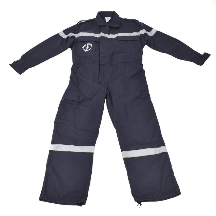 Donkerblauwe thermostabiele Franse marineblauwe jumpsuit met reflecterende banden en platliggende ritssluiting aan de voorkant.