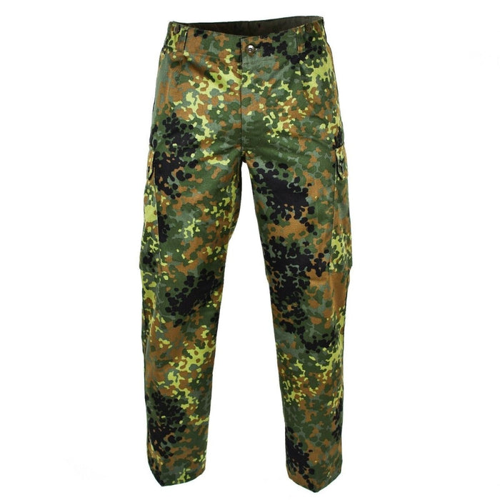 Echte Flecktarn camouflageveldbroek van het Duitse leger met cargozakken en duurzame stof voor militair gebruik.