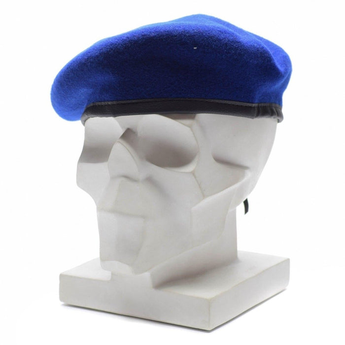 Echte Duitse militaire koningsblauwe wollen baret op een wit mannequinhoofd met zwart lederen sierband.