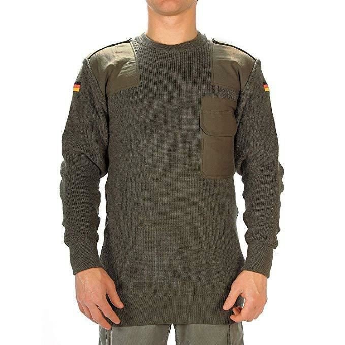 Duitse legergroene olijfwollen trui met verstevigde patches, borstzak en Duitse vlaginsignes op de mouwen.
