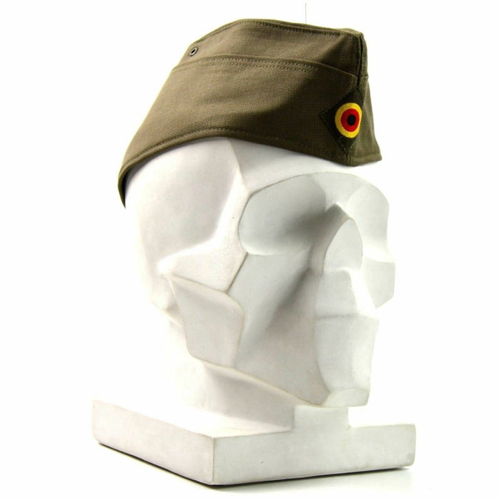 Olijfgroene echte Duitse militaire zijkap met ronde insignes op het hoofd van de mannequin, zijaanzicht