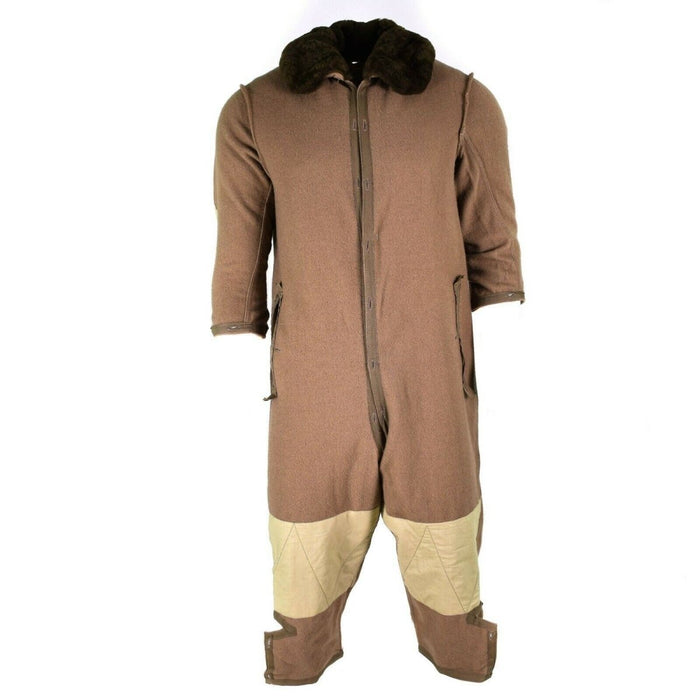 Echte overall van het Italiaanse leger met ritssluiting aan de voorkant, bontkraag, gewatteerde knieën en duurzaam militair jumpsuit-ontwerp.