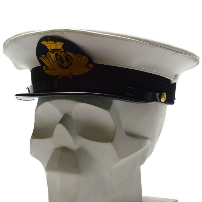 Witte, echte Italiaanse marinepet met gouden insigne en zwart leren kinband op schedelmodel