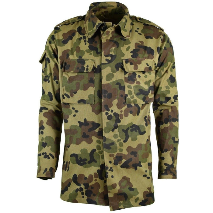 Echt Roemeens leger M93 veldjack in camouflagebladpatroon met borstzakken met knopen en duurzaam stoffen ontwerp.