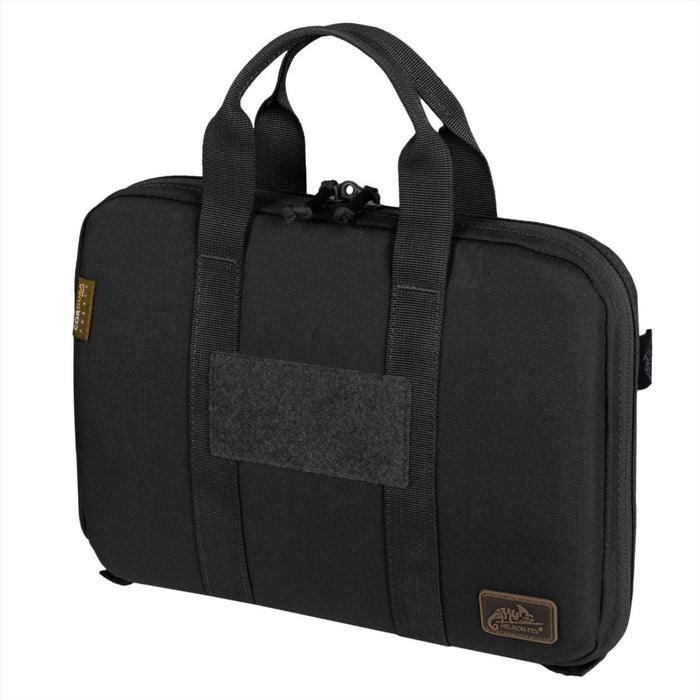 Zwarte Helikon-Tex Single Pistol Wallet-koffer gemaakt van Cordura nylon met gewatteerde binnenkant en dubbele handvatten voor het veilig opbergen van pistolen