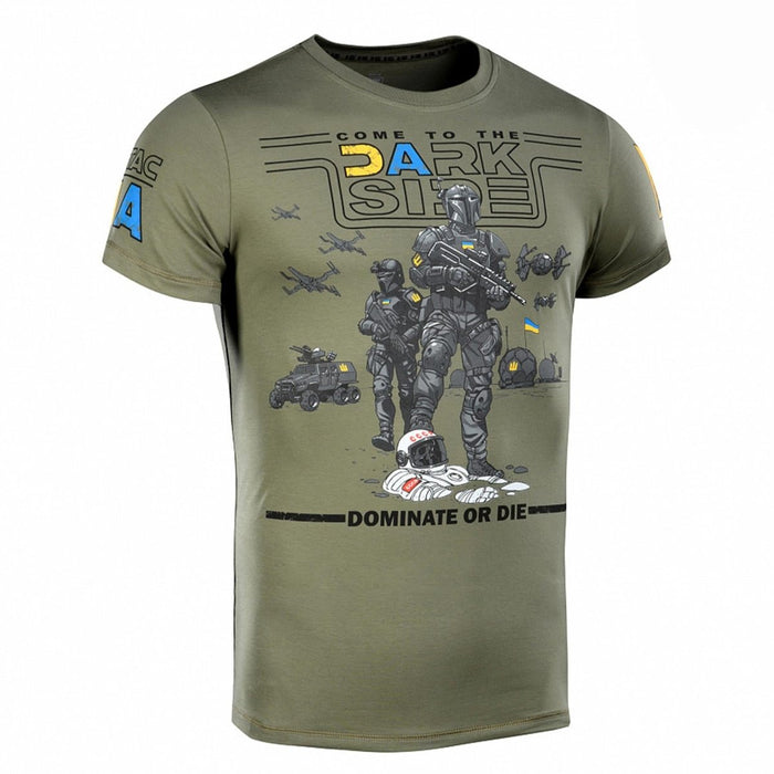 Olijfgroen M-TAC T-shirt in militaire stijl met afbeelding van tactische soldaten en Oekraïense vlagdetail op de mouw.