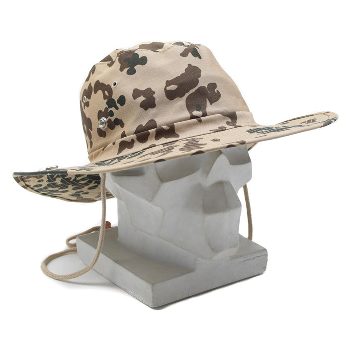 MFH panamahoed in militaire stijl met tropische flecktarn-camouflage, brede opvouwbare klep, ventilatiegaten en kinband.