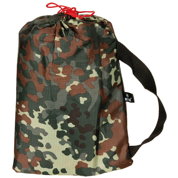 MFH waterdichte zeildoek shelter in Duitse Flecktarn-camouflage met trekkoordsluiting en zwarte draaggreep