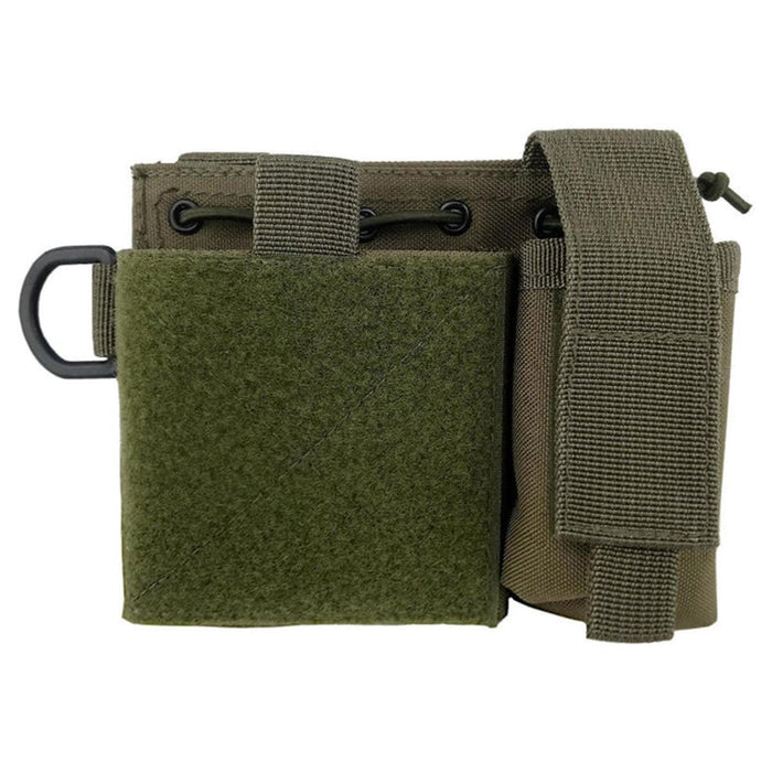 Olijfgroen MIL-TEC admin-etui met MOLLE-bevestigingen om zaklamp, pen en notebook veilig mee te nemen.