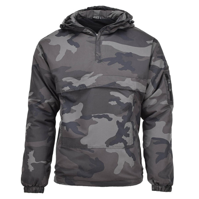 MIL-TEC lichtgewicht anorakjack met capuchon in CCE-nachtcamouflage met klepzak aan de voorkant en mouwzak met ritssluiting
