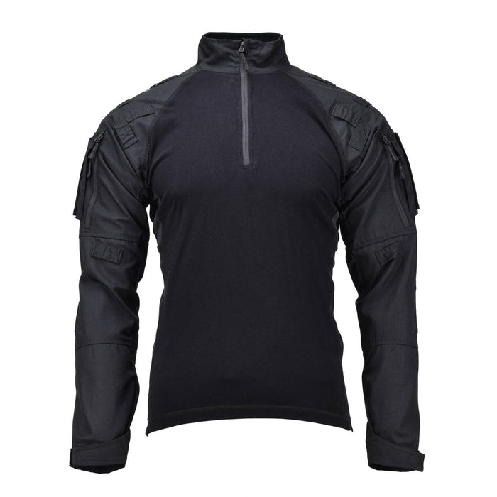 Zwart Mil-Tec tactisch gevechtsshirt met gewatteerde ellebogen, kraag met ritssluiting en meerdere bevestigingslussen voor uitrusting.