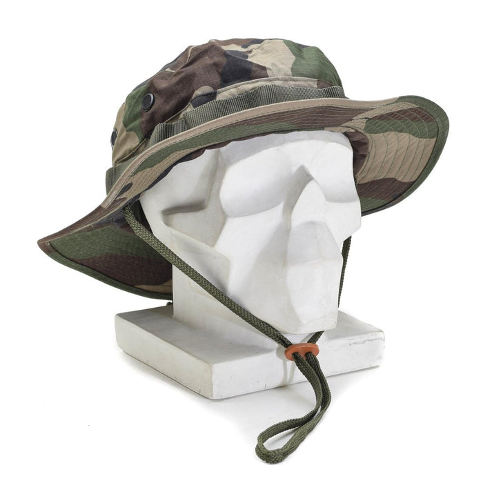 Mil-Tec lichtgewicht militaire boonie-hoed met CCE-camouflage, opvouwbare klep, ripstop-stof en verstelbare kinband op displaystandaard.