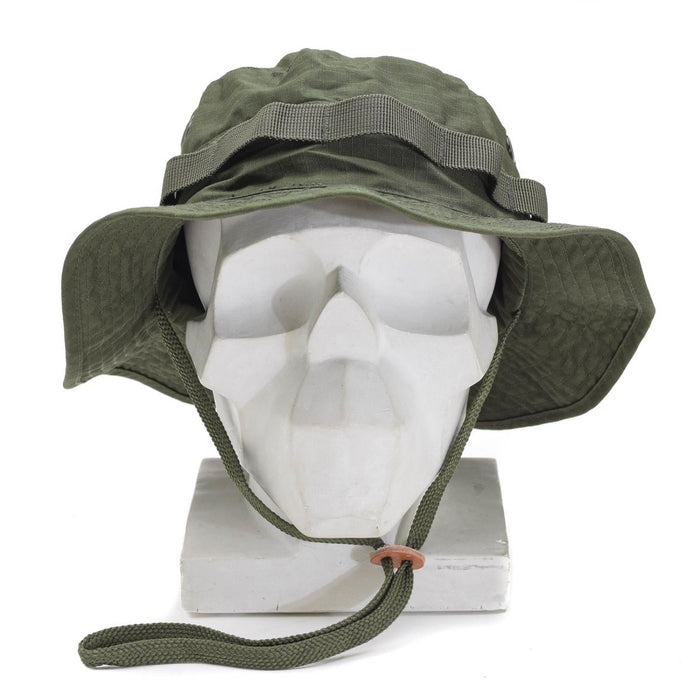 Mil-Tec olijfkleurige ripstop boonie-hoed in militaire stijl met kinband en vegetatielussen, ontworpen voor outdoor en tactisch gebruik.