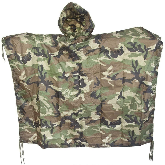 Woodland camouflage waterdichte Mil-Tec poncho met capuchon, ripstop regencape in legerstijl voor outdoor en tactisch gebruik