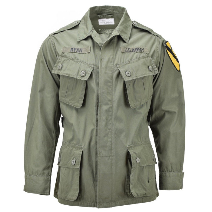 Mil-Tec M64 jungle-jack in Amerikaanse legerstijl in Vietnam-stijl, olijfgroen met meerdere zakken en militaire patches.