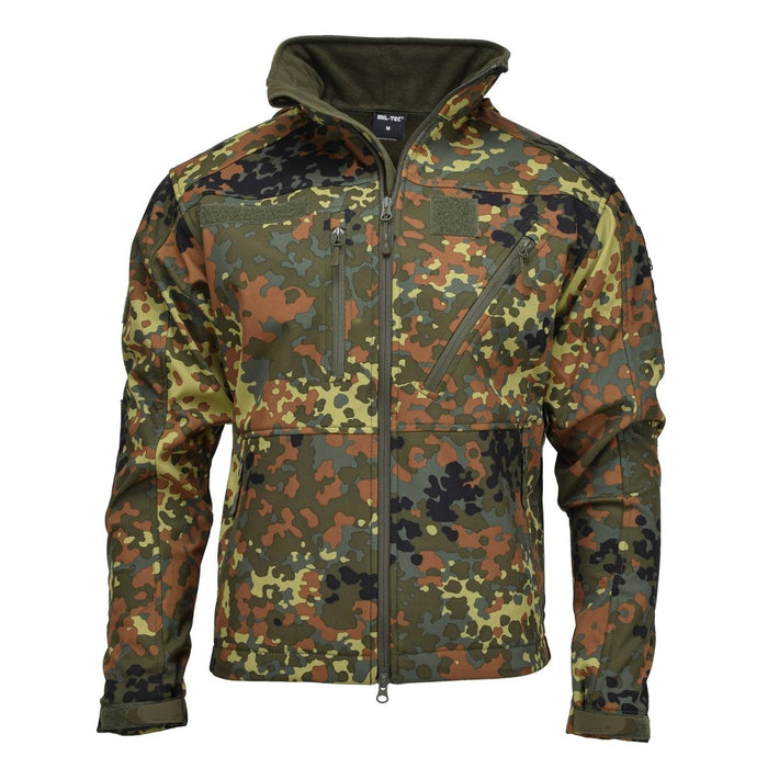 MIL-TEC softshelljack in Duitse Flecktarn-camouflage met zakken met ritssluiting, versterkte ellebogen en verstelbare manchetten voor buitengebruik.