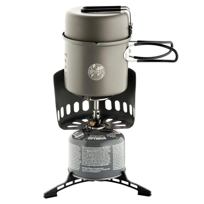 Optimus Elektra FE compact kampeerfornuis met pot, pan, windscherm en jerrycan, ideaal om buiten te koken.