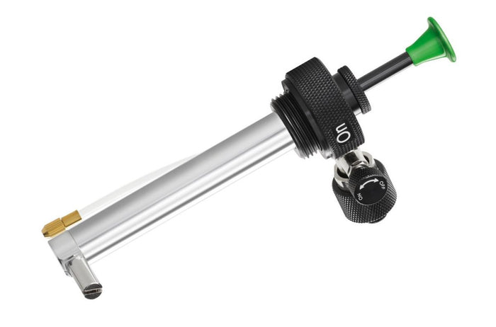 Aluminium Optimus Polaris-brandstofpomp met snelkoppelingen en brandstofstroomregeling voor gebruik buitenshuis.