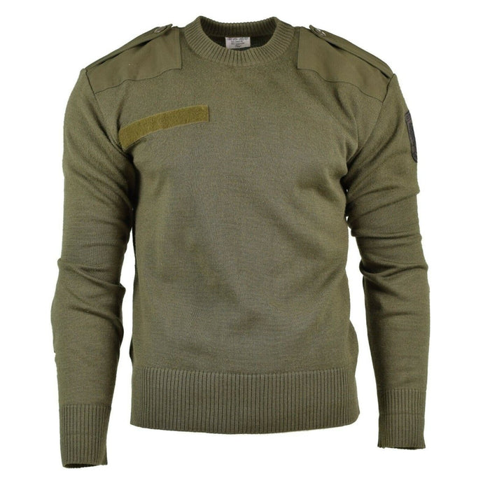 Groene trui in militaire stijl met schoudervullingen op een witte achtergrond