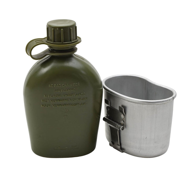 Originele Belgische militaire 1L olijfgroene kunststof veldfles met aangehechte dop en aluminium beker met opvouwbare handgrepen