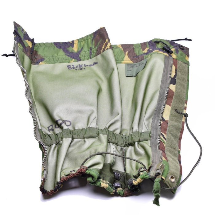 Originele Britse leger DPM camouflage waterdichte beenkappen met verstelbare fittingen voor robuuste bescherming buitenshuis.