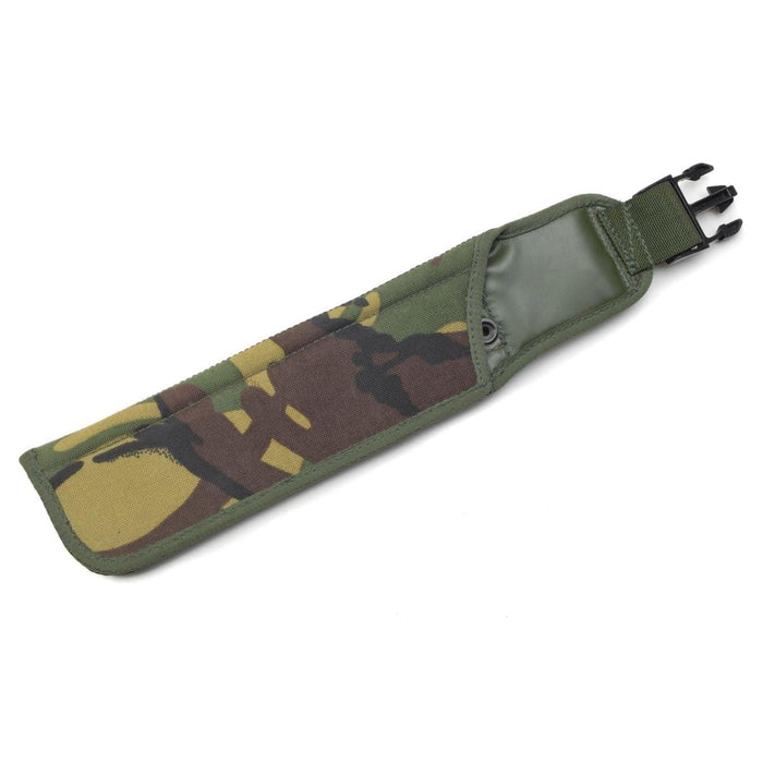 Schede met camouflagepatroon en een riempje op een witte achtergrond