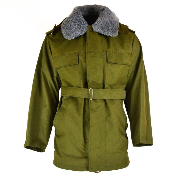 Vintage Tsjechische leger M85 olijfgroene winterparka met afneembare nepbontkraag en riem, duurzaam militair ontwerp.