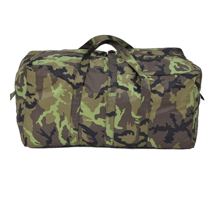 Originele Tsjechische militaire M95 camouflagetas met duurzame stof, ruim interieur en ritssluiting voor reizen en buitengebruik.